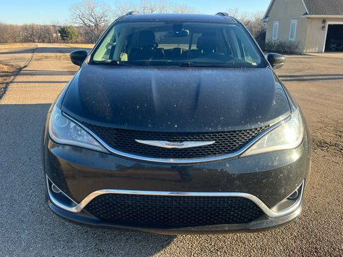 Used 2017 Chrysler Pacifica Touring-L Plus image 2