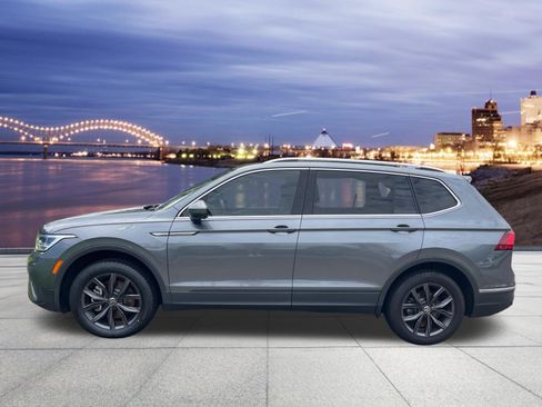 Used 2023 Volkswagen Tiguan SE w/ Panoramic Sunroof Package FWD image 2