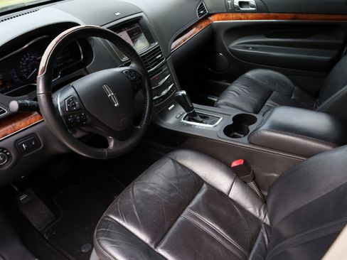 Used 2019 Lincoln MKT AWD image 2