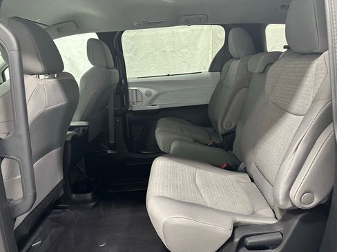 Used 2025 Toyota Sienna LE image 46