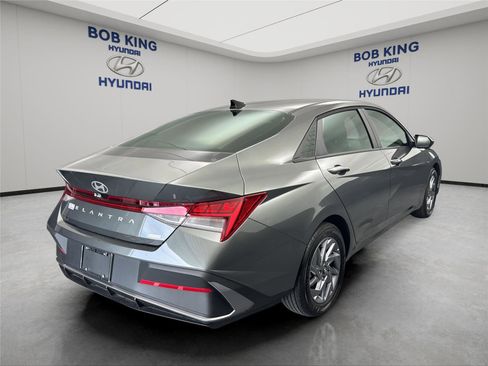 Certified 2026 Hyundai Elantra Hybrid FWD image 5