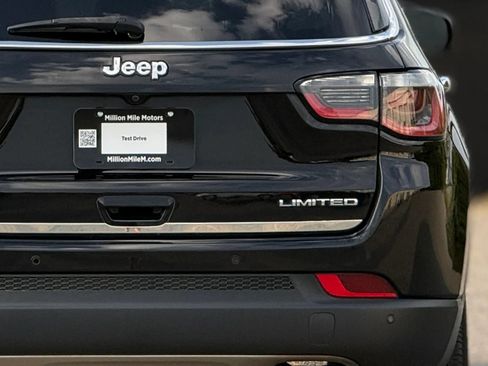 Used 2018 Jeep Compass Limited w/ Navigation Group FWD image 14