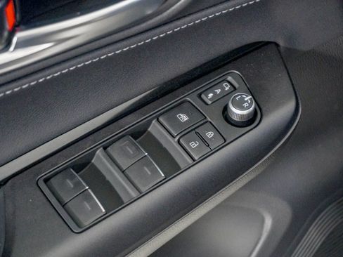 Used 2023 Toyota Venza LE AWD/4WD image 19