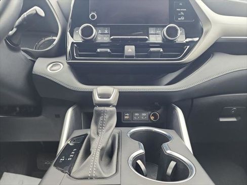 Certified 2024 Toyota Highlander XLE image 11