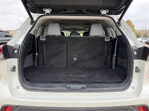 Used 2020 Toyota Highlander XLE image 32