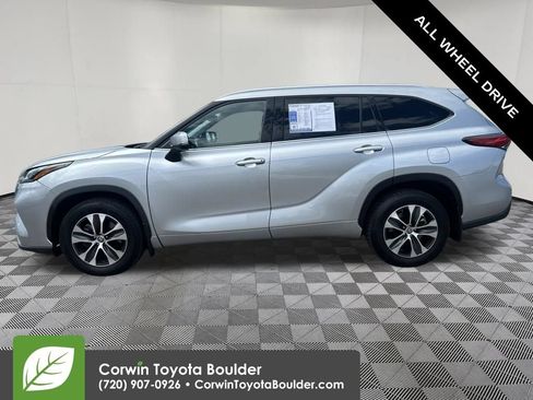 Used 2022 Toyota Highlander XLE AWD/4WD image 4