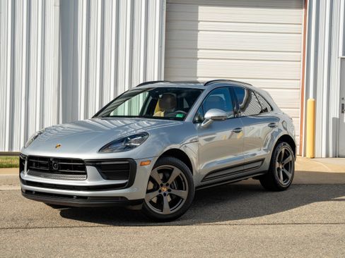 Certified 2025 Porsche Macan AWD/4WD image 1