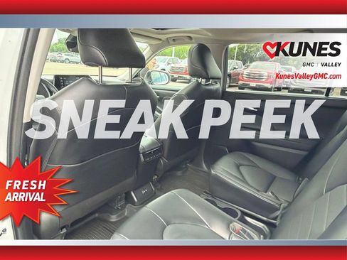 Used 2022 Toyota Highlander XLE AWD/4WD image 3