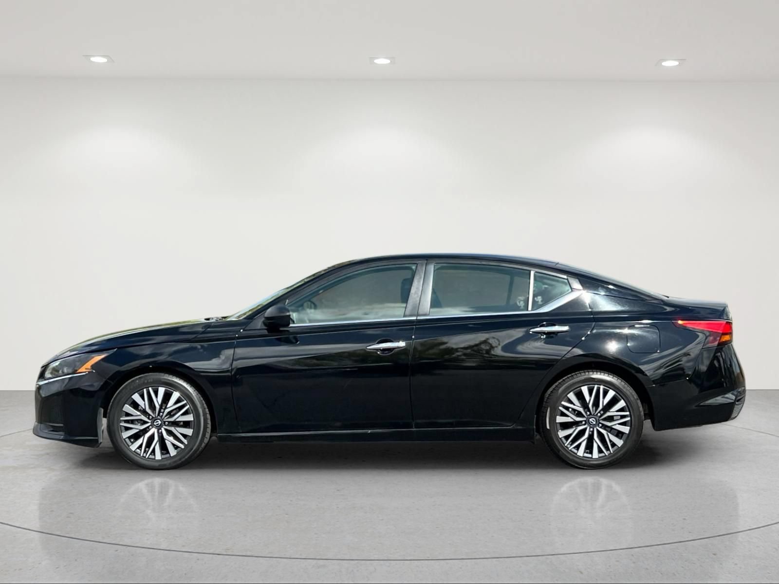 Used 2024 Nissan Altima 2.5 SV FWD image 2