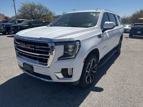 Used 2023 GMC Yukon XL SLT image 1