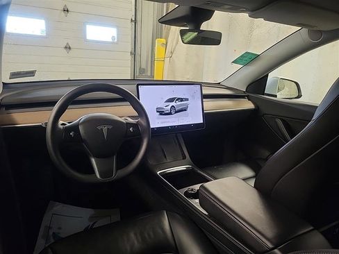 Used 2022 Tesla Model Y Long Range image 9
