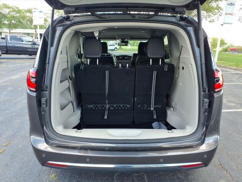 Used 2023 Chrysler Pacifica Touring-L FWD image 30