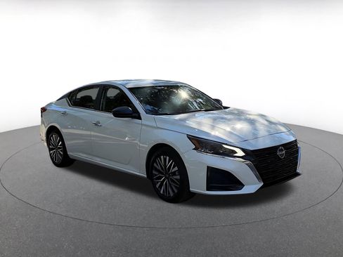 Used 2025 Nissan Altima 2.5 SV image 1