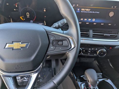 Used 2025 Chevrolet Trax LT w/ LT Convenience Package image 26
