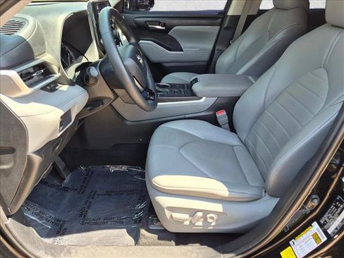 Used 2021 Toyota Highlander XLE AWD/4WD image 17