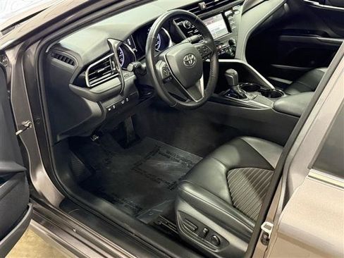 Used 2019 Toyota Camry SE w/ Carpet Mat Package FWD image 6