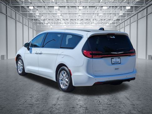 Used 2023 Chrysler Pacifica Touring-L FWD image 3
