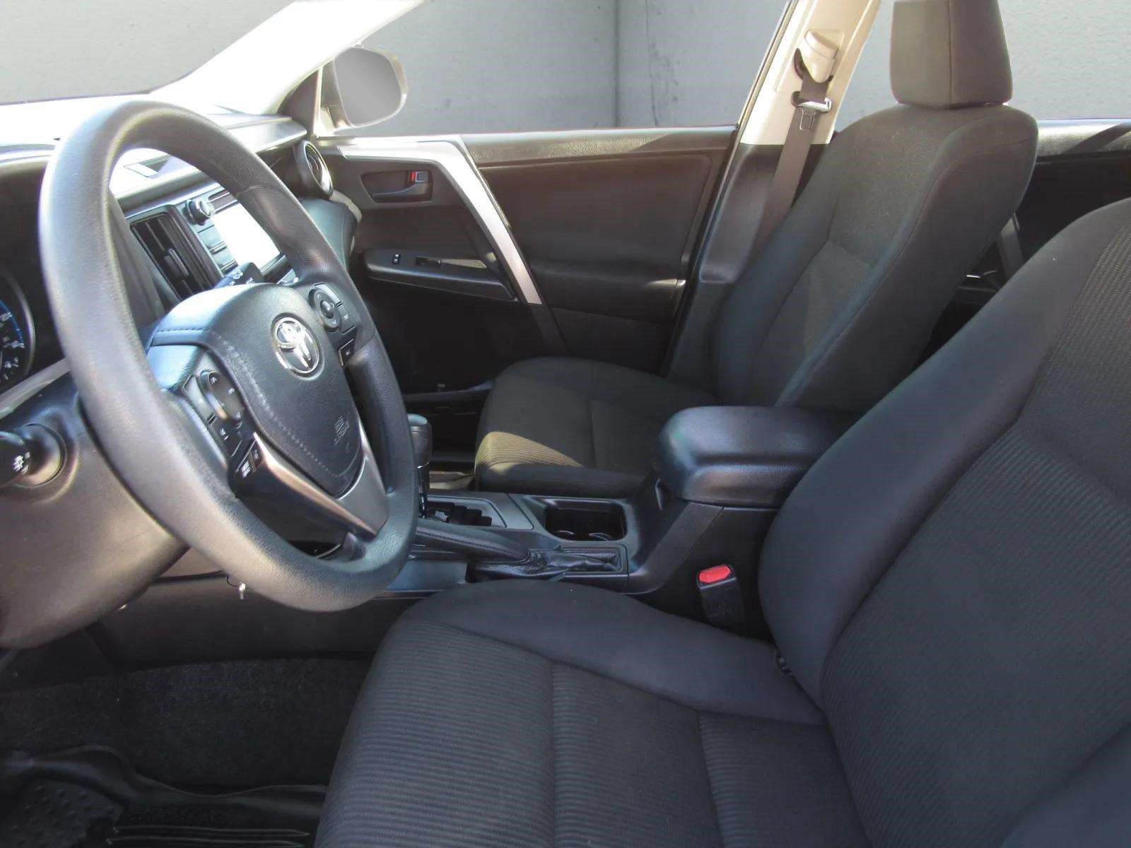 Used 2018 Toyota RAV4 LE FWD image 14