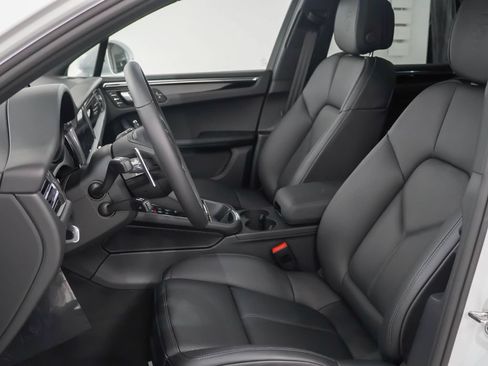 Certified 2026 Porsche Macan AWD/4WD image 5