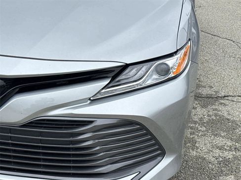 Used 2020 Toyota Camry XLE w/ Sunroof Package FWD image 9