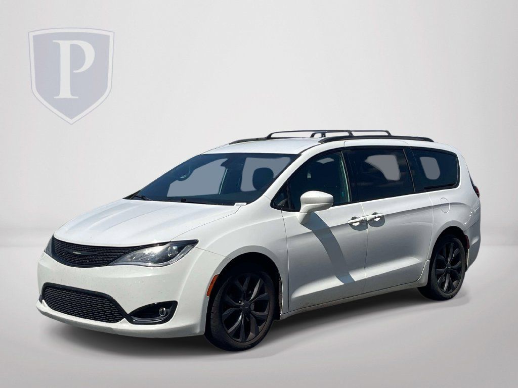 Used 2020 Chrysler Pacifica Touring-L Plus w/ S Appearance Package FWD image 3
