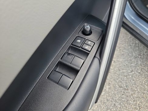 Used 2025 Toyota Corolla Cross L FWD image 13