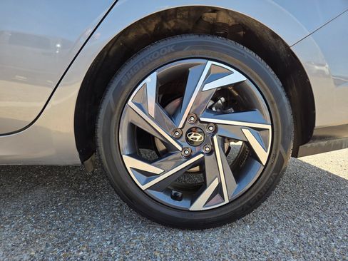 Used 2024 Hyundai Elantra Limited FWD image 9