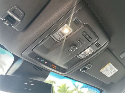 Used 2023 GMC Yukon SLT image 16