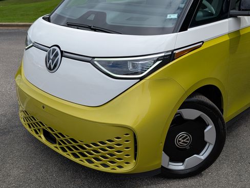 Used 2025 Volkswagen ID. Buzz Pro S Plus RWD image 13