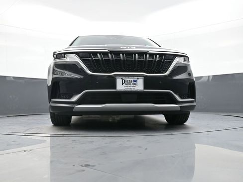 Used 2023 Kia Carnival EX image 28