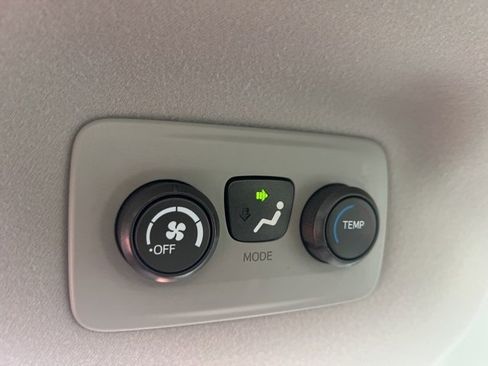 Used 2013 Toyota Sienna L image 32