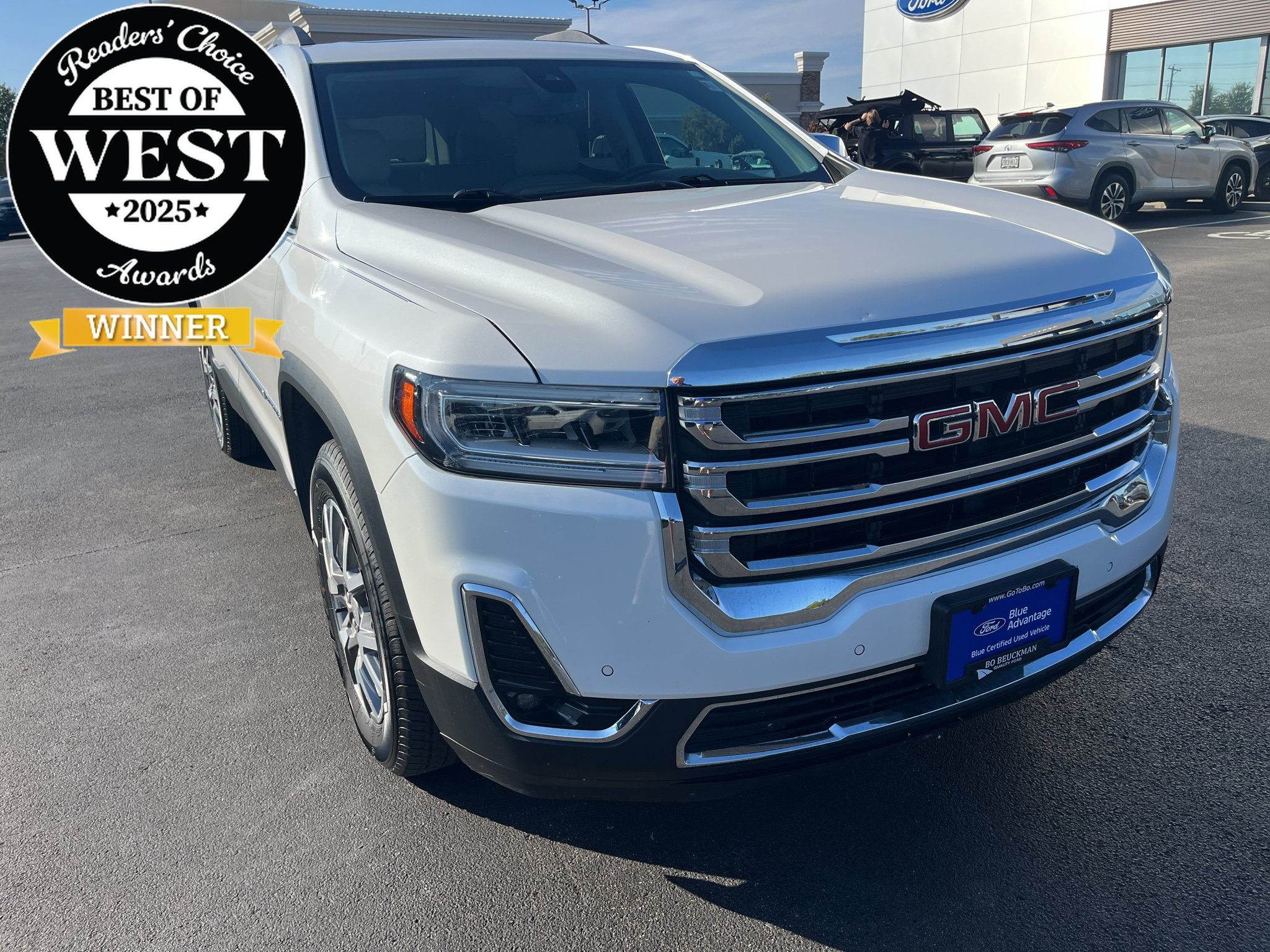 Used 2021 GMC Acadia SLT w/ LPO, Bright Accent Package FWD image 1