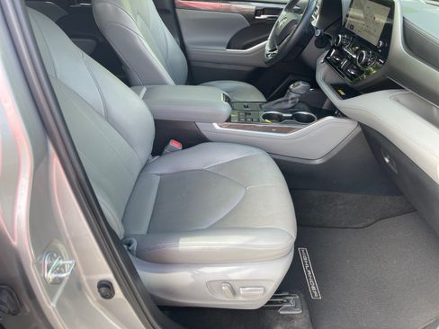Used 2023 Toyota Highlander Limited FWD image 19