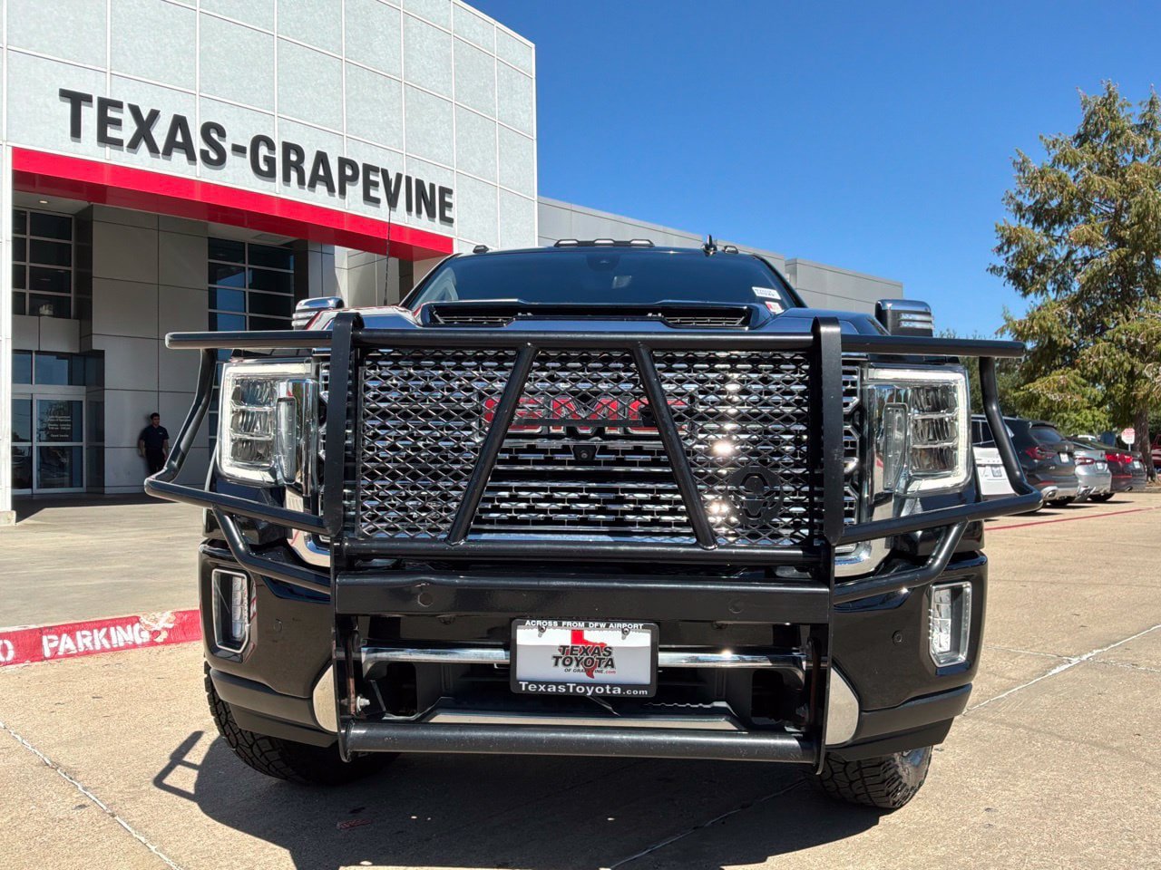 Used 2021 GMC Sierra 2500 Denali w/ Denali Black Diamond Edition AWD/4WD image 3