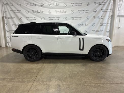 Used 2025 Land Rover Range Rover SE image 2