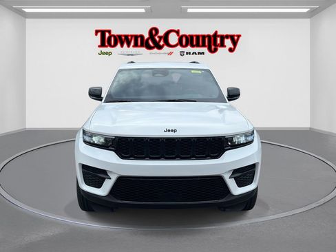 Certified 2024 Jeep Grand Cherokee Altitude image 2