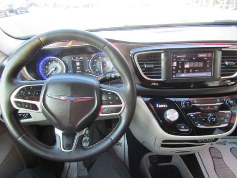 Used 2022 Chrysler Voyager LX FWD image 14