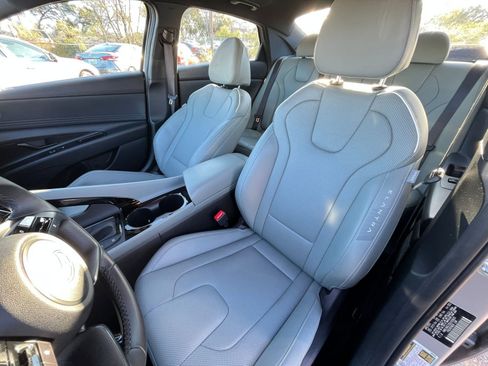 Used 2025 Hyundai Elantra Limited image 38