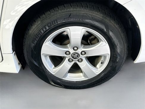 Used 2018 Toyota Sienna L image 30