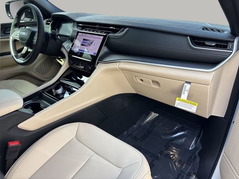 New 2025 Jeep Grand Cherokee Limited image 11