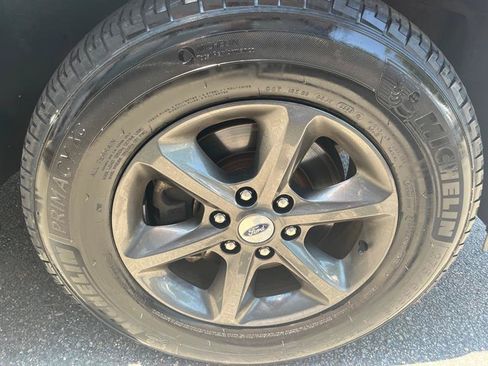 Used 2019 Ford Expedition XLT w/ Equipment Group 202A AWD/4WD image 9