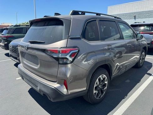 Used 2025 Subaru Forester Premium AWD/4WD image 3