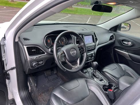 Used 2019 Jeep Cherokee Latitude Plus AWD/4WD image 28