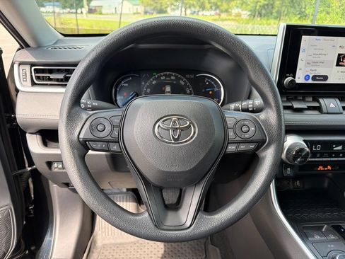 Used 2025 Toyota RAV4 XLE AWD/4WD image 15