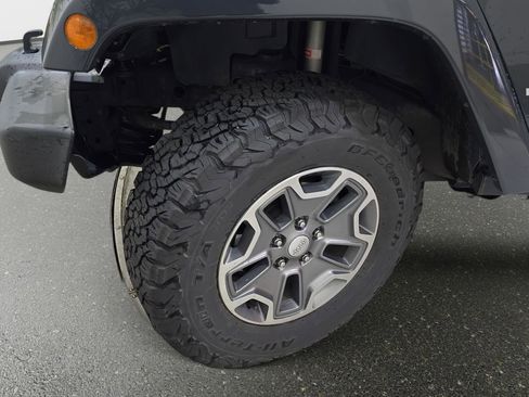Used 2017 Jeep Wrangler Unlimited Sahara w/ Connectivity Group AWD/4WD image 29