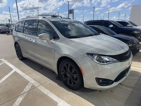 Used 2020 Chrysler Pacifica Touring-L Plus FWD image 3