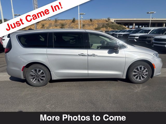 Used 2024 Chrysler Pacifica Limited FWD image 7