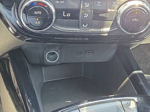 Used 2025 Chevrolet Trax LT FWD image 30