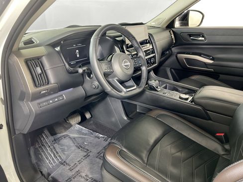 Used 2023 Nissan Pathfinder Platinum image 9
