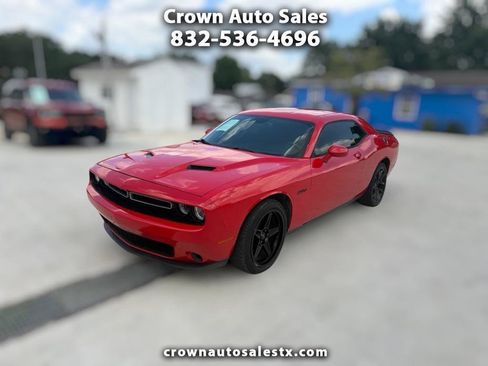 Used 2015 Dodge Challenger SXT RWD image 1